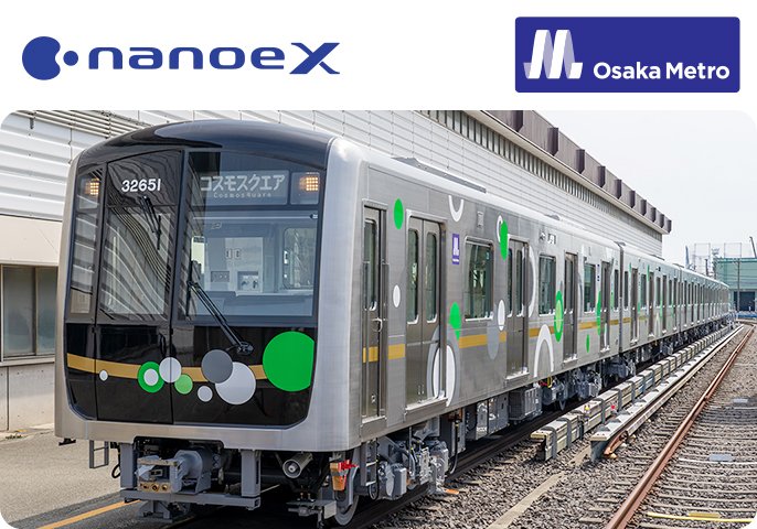 OSAKA METRO 「30000系」が線路を走っている画像です。画像の右上にはOSAKA METROのロゴがあります。左上にはnanoeXのロゴがあります。