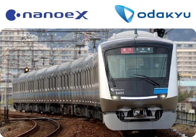 小田急電鉄 「5000形」が線路を走っている画像です。画像の右上には小田急電鉄のロゴ、左上にはナノイーXのロゴがあります。