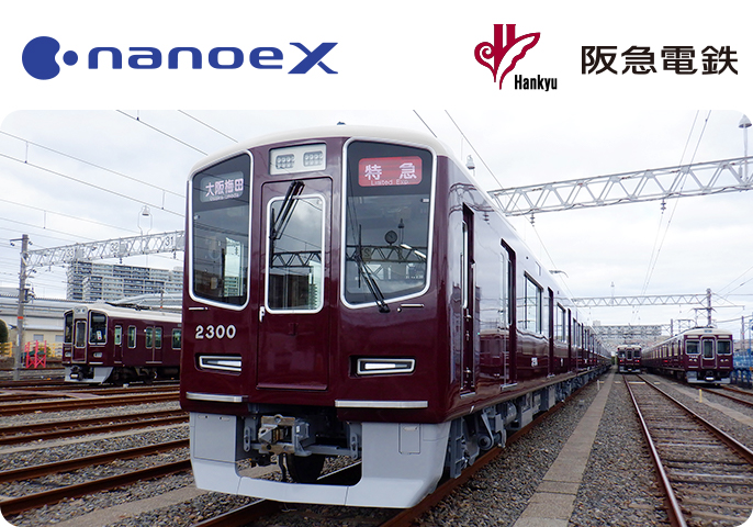 阪急電鉄「2300系」が線路を走っている画像です。画像の右上には阪急電鉄のロゴがあります。