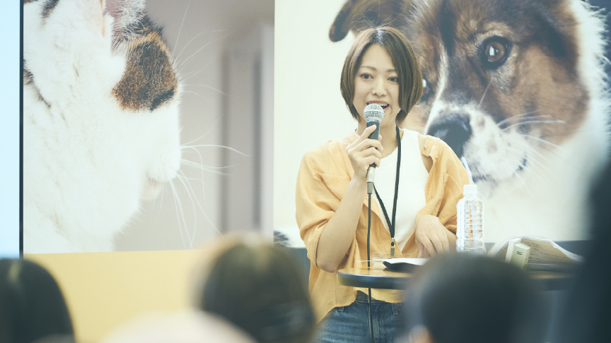 動物保護団体のスタッフがトークステージで登壇している写真です