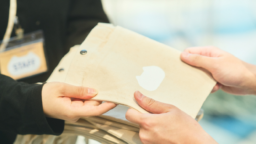 オフィシャルサコッシュの写真です。白地に、犬猫のロゴマークが入っています。