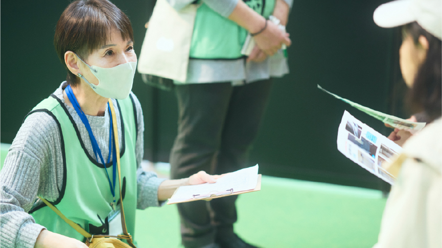 動物保護団体のスタッフが、譲渡希望者にアンケートを実施している写真です