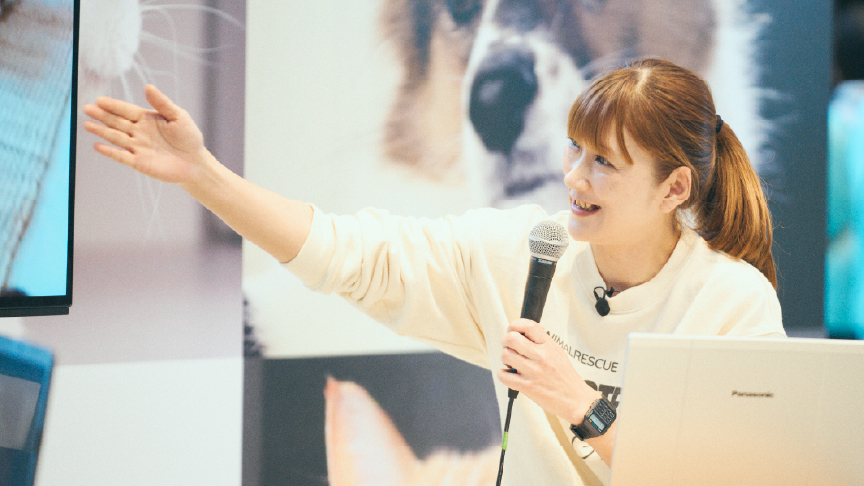 動物保護団体のスタッフがトークステージで登壇している写真です