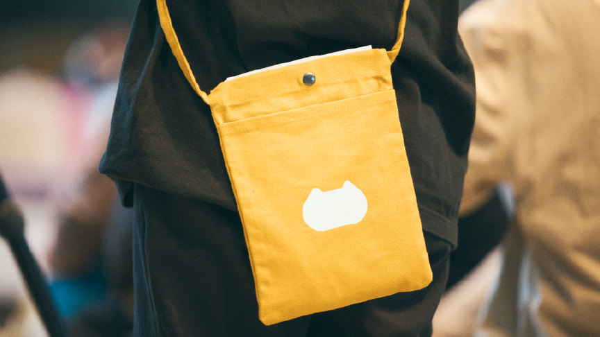 オリジナルサコッシュの写真です。犬猫のロゴマークが入っています。