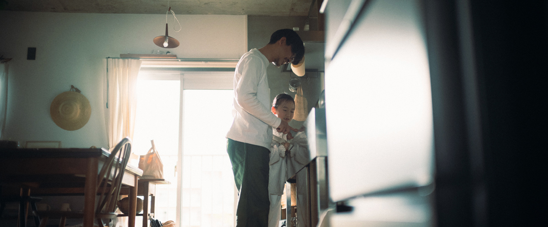 写真：料理をする親子