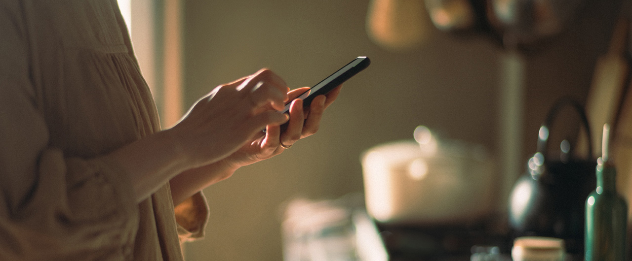 写真：スマートフォンを操作する様子