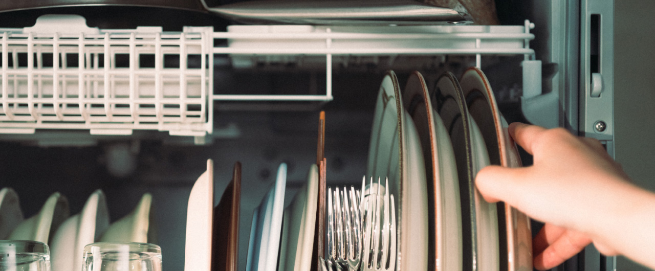 写真：食洗機に食器を入れている様子