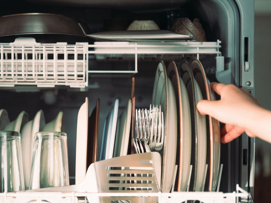 写真：食洗機に食器を入れている様子