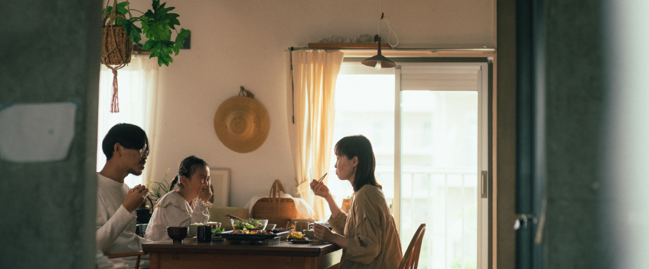 写真：家族で食卓でご飯を食べている様子