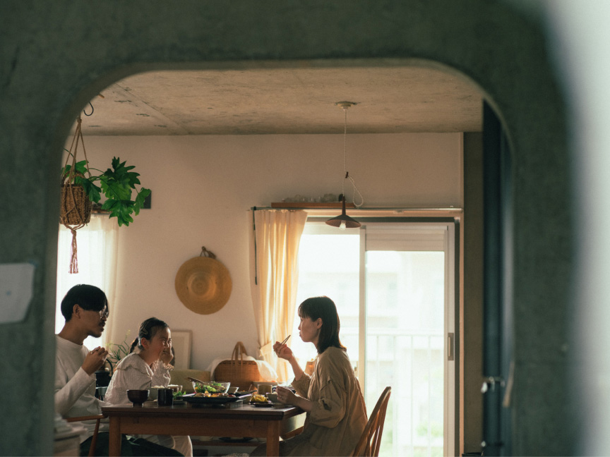 写真：家族で食卓でご飯を食べている様子