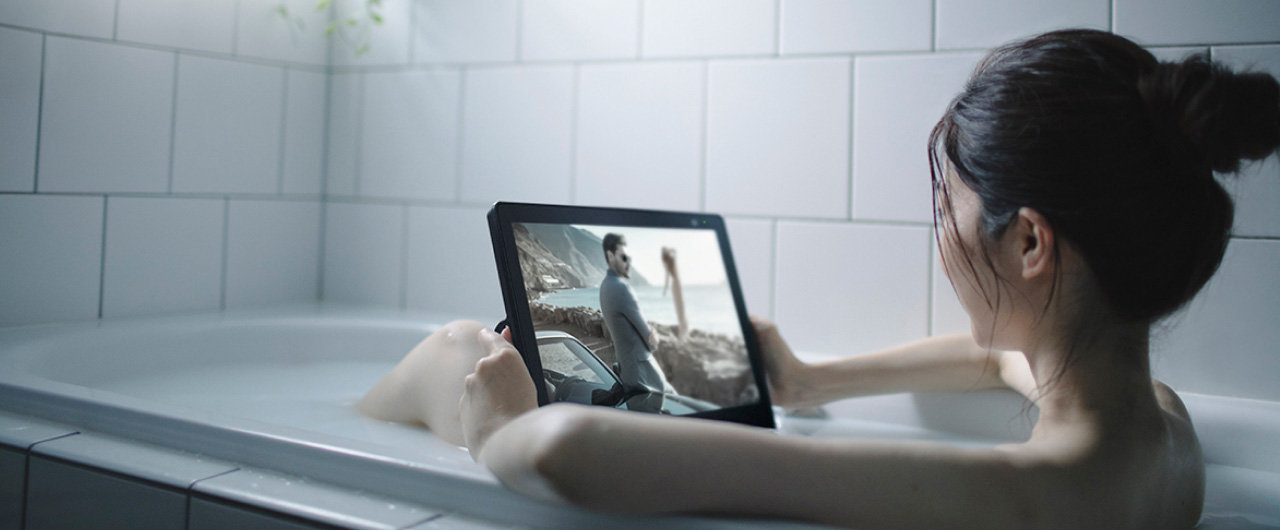 写真：入浴しながらポータブルテレビ使用している様子