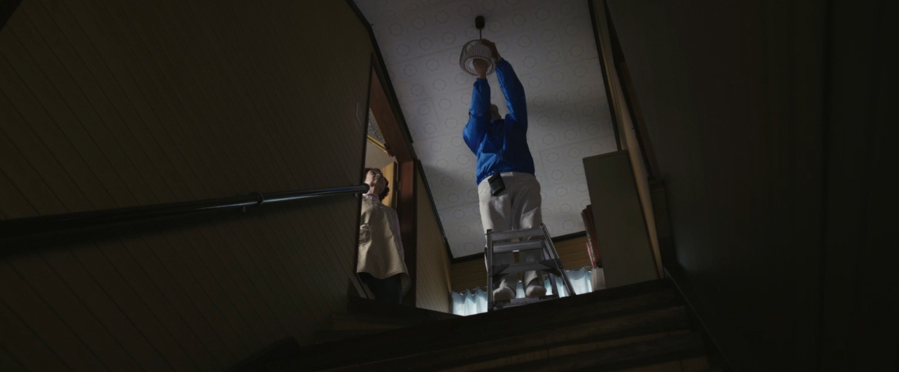 電球交換をしている様子