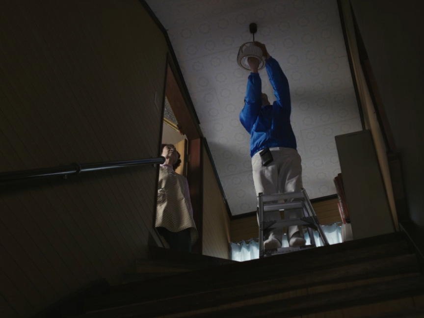 電球交換をしている様子