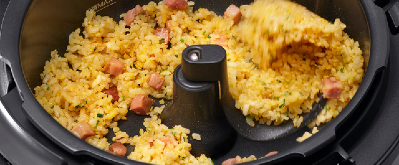 自動調理鍋（オートクッカー）で調理している様子