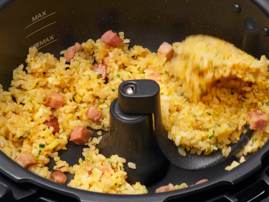 自動調理鍋（オートクッカー）で調理している様子