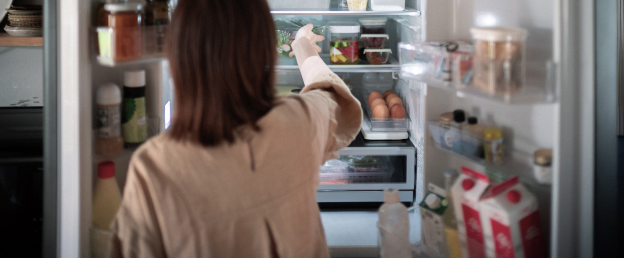 冷蔵庫から食材を取り出している様子
