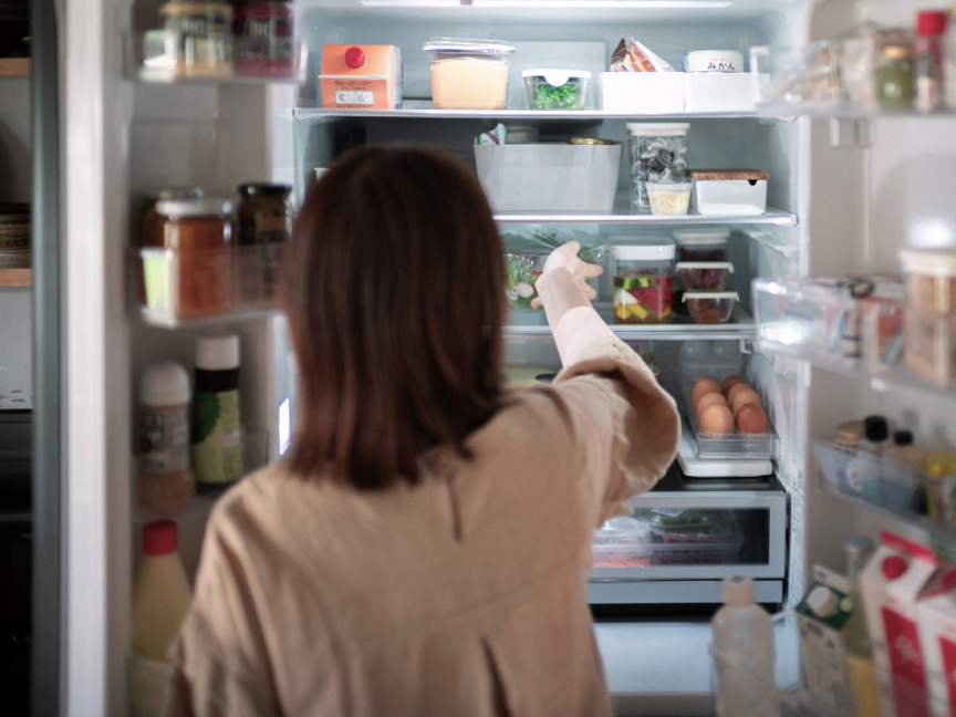 冷蔵庫から食材を取り出している様子