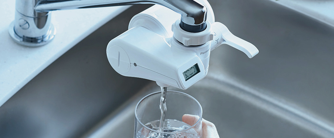 浄水器を使用した水をコップに入れている様子