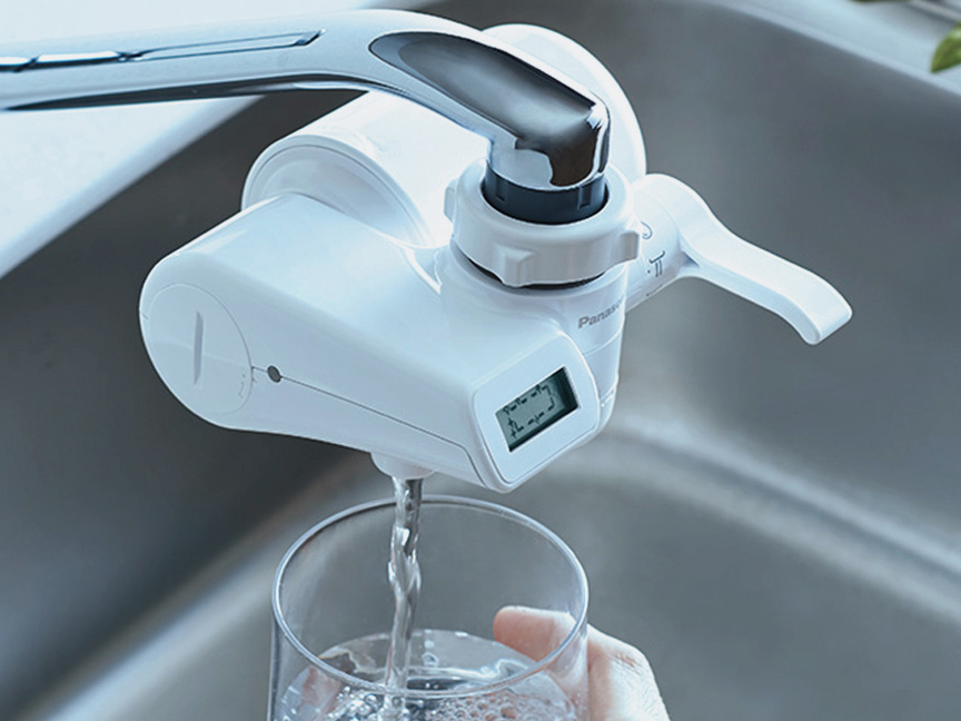 浄水器を使用した水をコップに入れている様子