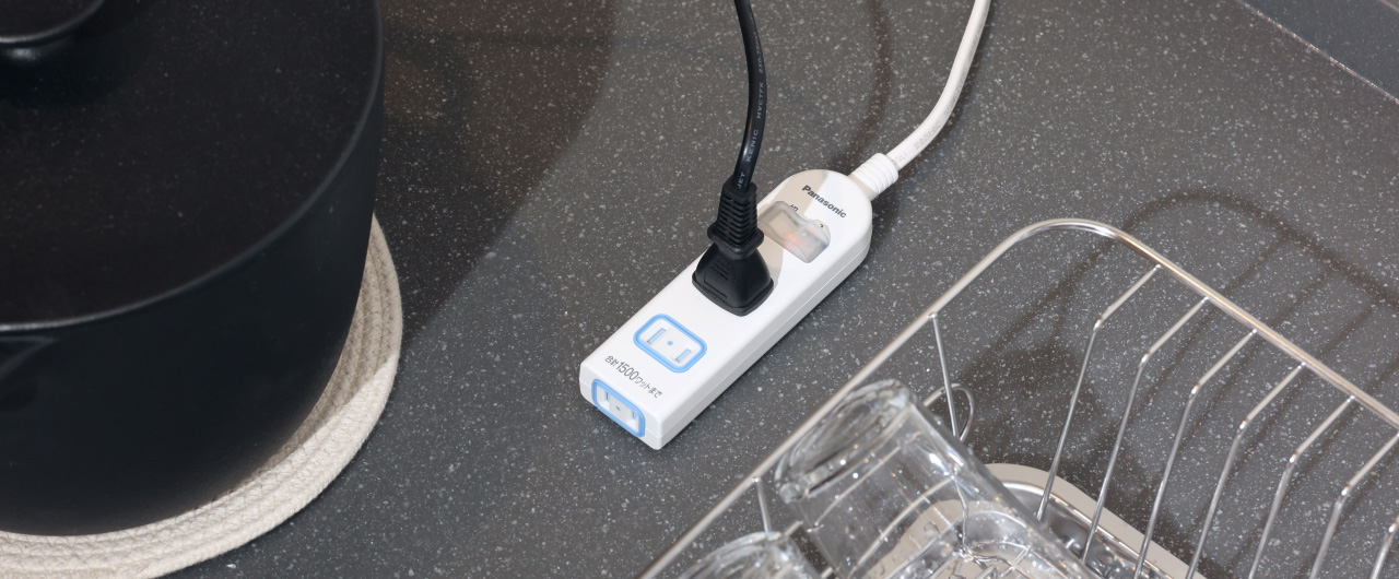 差し込み口に防水扉をつけた防水機能を持つタップ