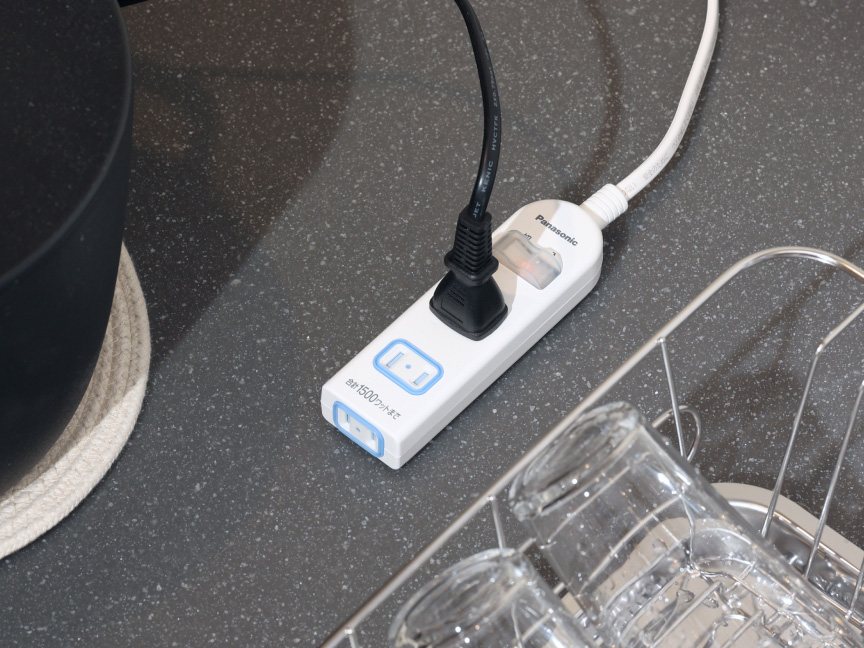 差し込み口に防水扉をつけた防水機能を持つタップ