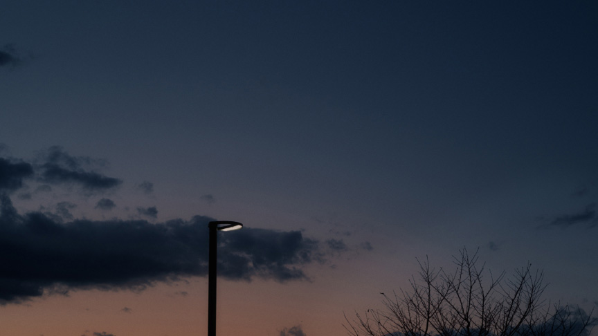 夜を明るくしないことも、あかりの品質です。