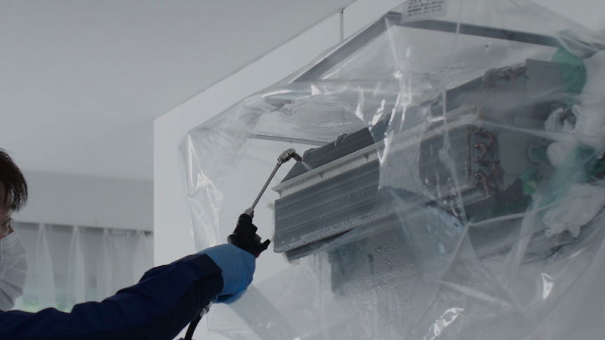 家電をクリーニングするプロがいる。