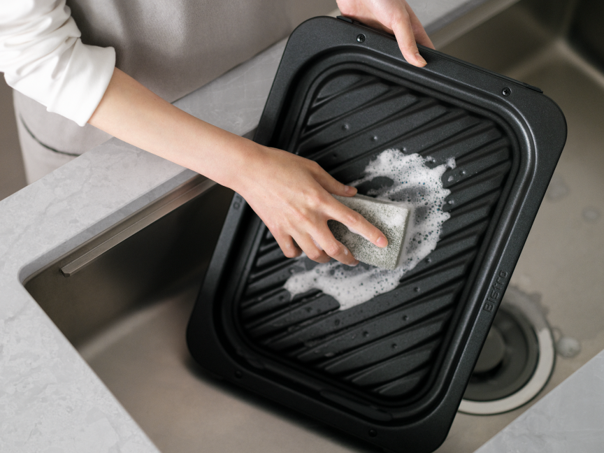 ヒートグリル皿を洗っている様子。