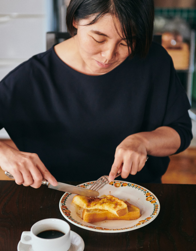 フレンチトーストを食べる志麻さんの画像です。