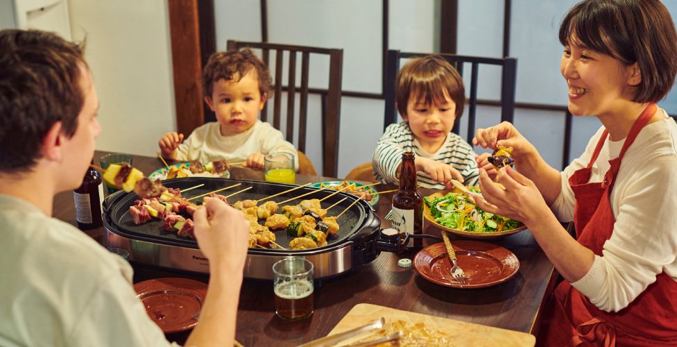 志麻さんとご家族が食卓を囲んでいる画像です。