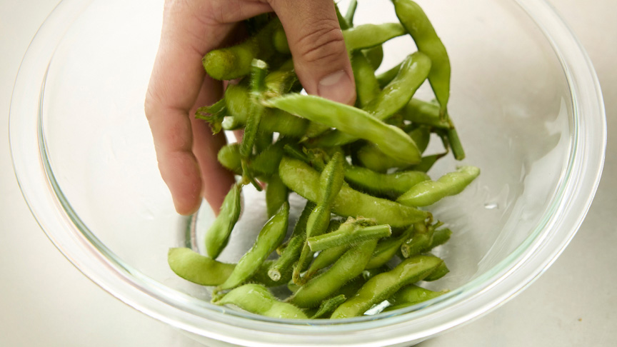 写真：ボウルで枝豆を洗うようす