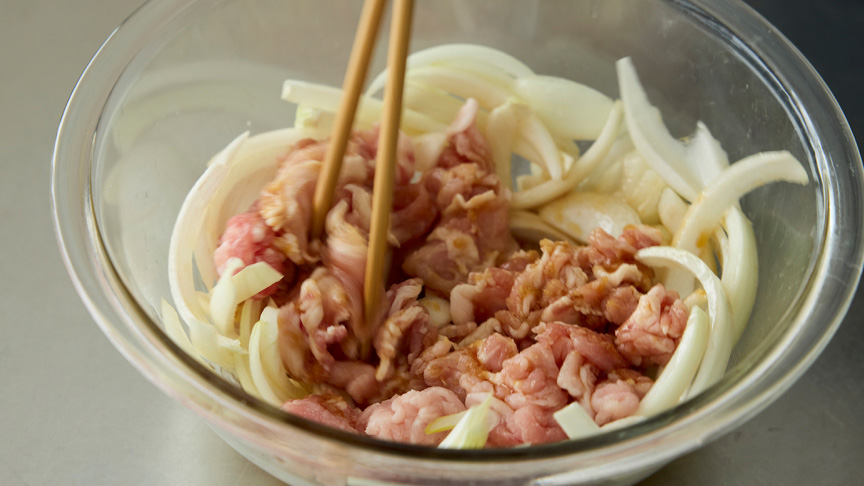 写真：ボウルでとろとろジンジャーポークご飯の具材を混ぜるようす