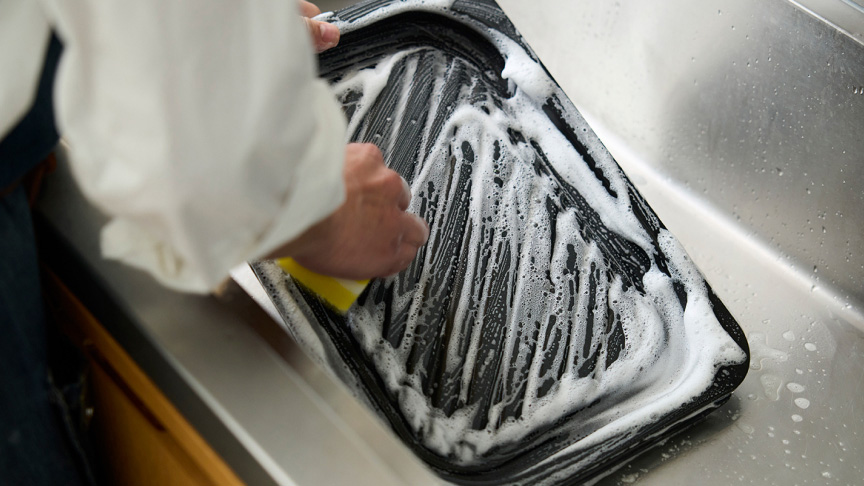 写真：グリル皿をあらうようす