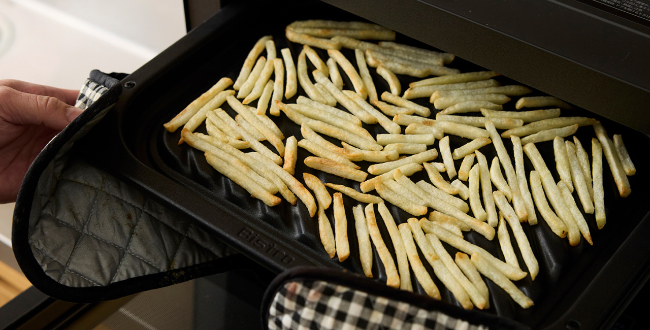 写真：グリル皿に並べられたフライドポテト