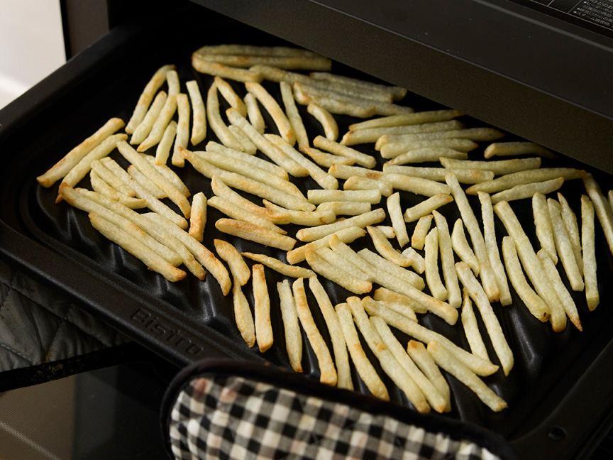 写真：グリル皿に並べられたフライドポテト