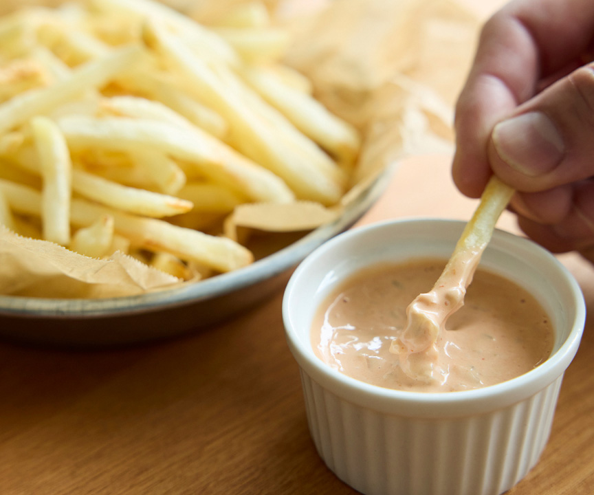 写真：フライドポテト＆サウザンアイランドソース