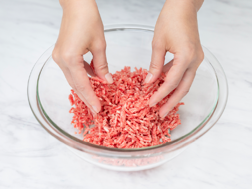 画像：冷凍ひき肉をほぐしている様子