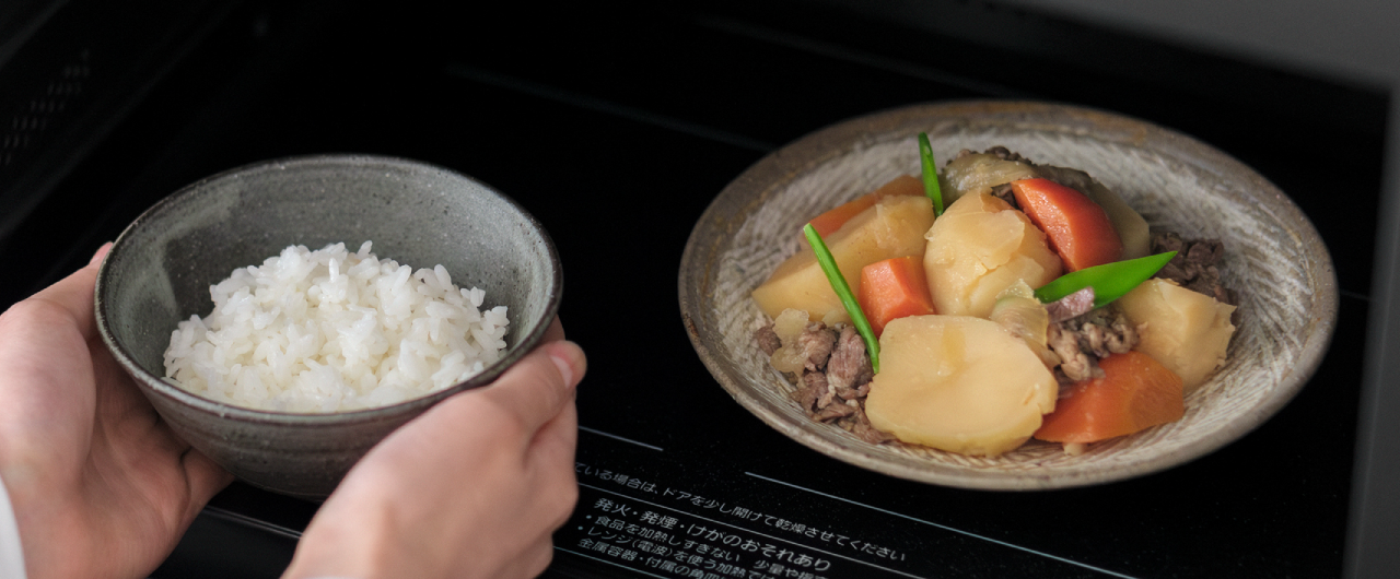 画像：庫内におかずとごはんを入れている様子