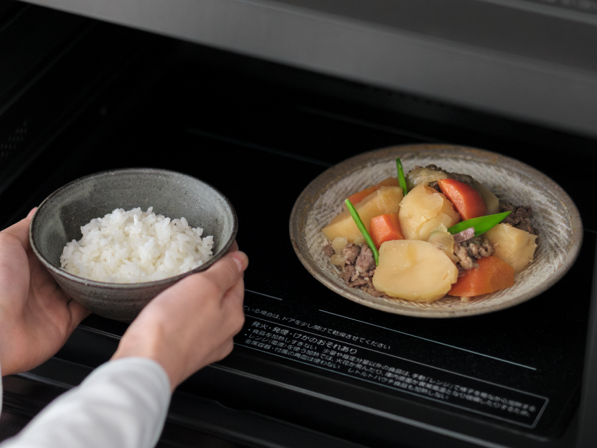画像：庫内におかずとごはんを入れている様子