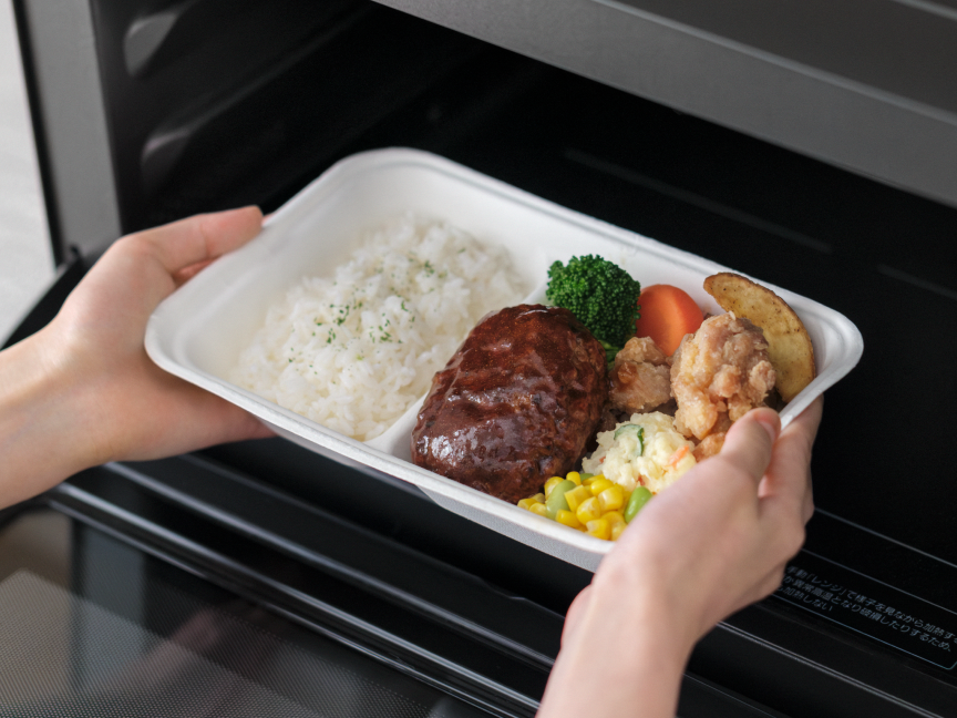 お弁当を庫内に入れている画像です。