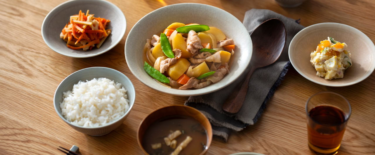 肉じゃがなどが並んだ食卓の画像です。