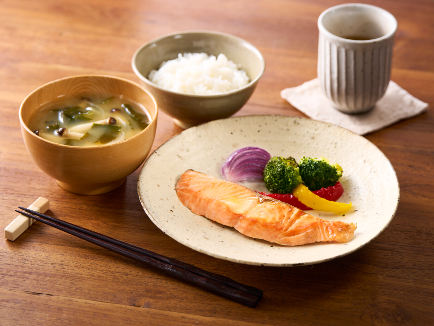 画像：焼き鮭と味噌汁