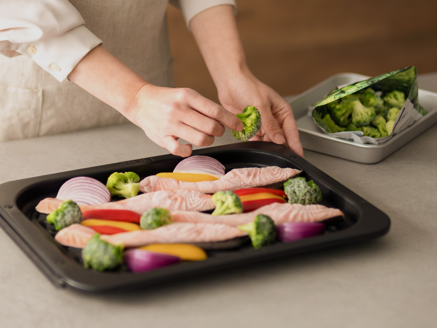 画像：グリル皿に食材を並べる様子