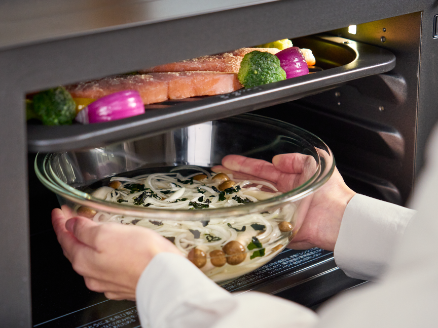 画像：グリル皿を上段へ置き、耐熱ガラス製ボウルは庫内下に置いている様子