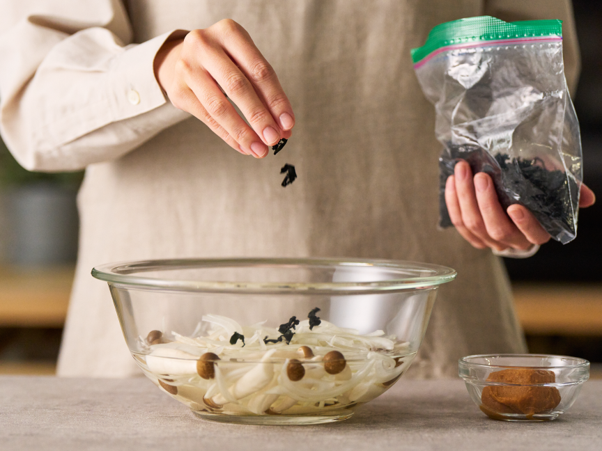 画像：耐熱ガラス製ボウルに食材と水を入れる様子