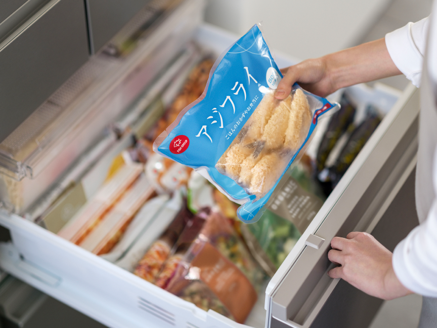 冷凍フライを冷凍庫から取り出している様子。