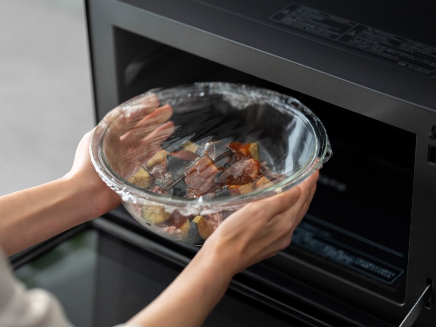 材料を入れたボウルにラップをして、ビストロの庫内へ入れている画像です。