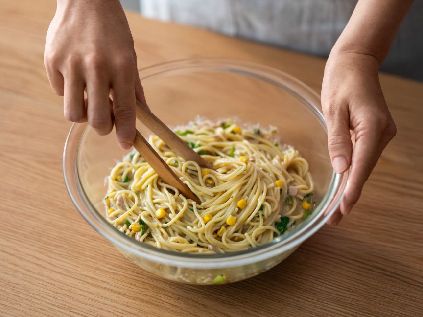 加熱し終わった材料をよく混ぜている画像です。