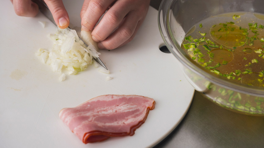 写真：食材をカットするようす。玉ねぎのみじん切り。
