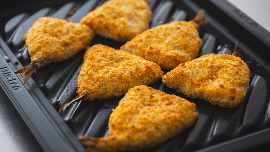 写真：レンジのグリル皿に並べられた食材